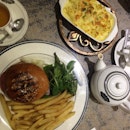Pot Of Tea, Classic PiqueNique Burger And Petit Mac And Cheese