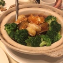 braised beancurd with seafood served in claypot