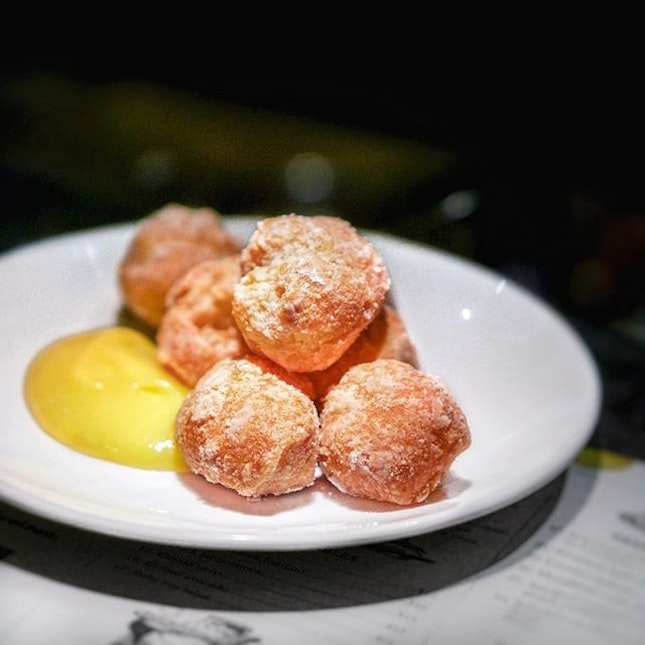 Donuts with Lemon Curd // I'm seriously not a big fan of donuts, to me it is just deep-fried dough which my body doesn't need.