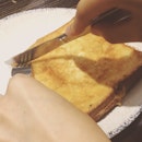 Lau Saa Do Si (Custard toast) cutting by @honcheukyee ☺️ add oil to your last paper in univ <3 #流沙多士