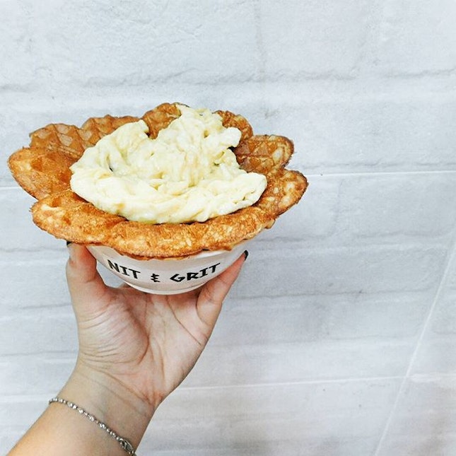 (Food Tasting: Nit & Grit)
On my hand: Buttermilk waffle with Scrambled Egg and Maple Syrup.🍴
@nitngrit's buttermilk waffle with scrambled egg and maple syrup will be inside my top list of favourite waffle!