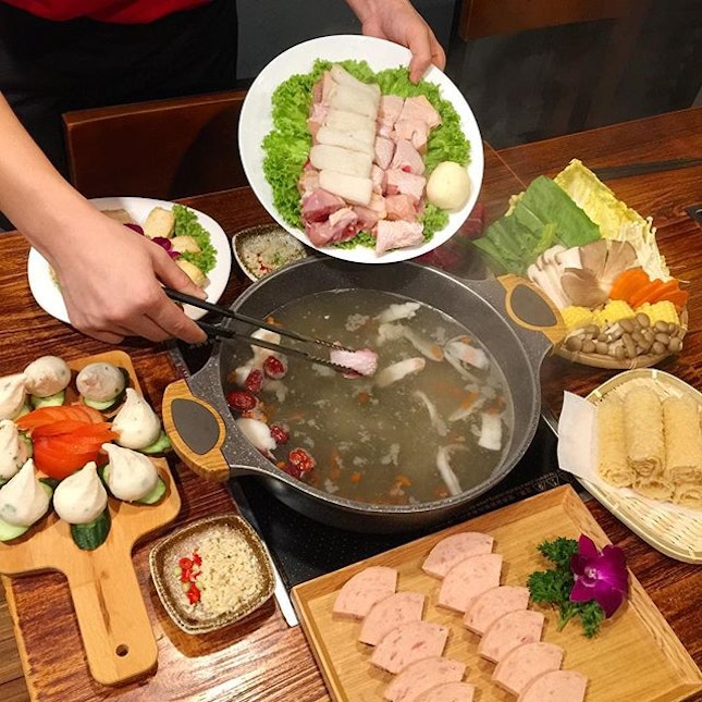 [Invited Tasting]
Seasons Coconut Chicken Steamboat @seasonscoconutchicken 
_
Originates from Hainan, being very popular in Southern China recent years and was first introduced to Singapore in 2016.