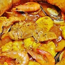 [Shi Fu Ge] Spicy Prawn In A Bag (S$43.90, also available in non-spicy & salted egg) that comes with crayfish, prawns, mussels, clams and corn.