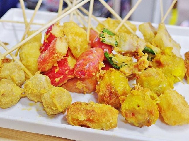 [Zaolek Lok Lok] All-you-can-eat deep-fried skewers sprinkled with a tasty seasoning powder.