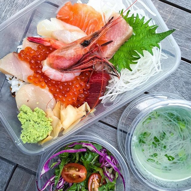 Chirashi Don ($35) from @chottomattesg delivered right to my doorstep this fine Wednesday for lunch!
