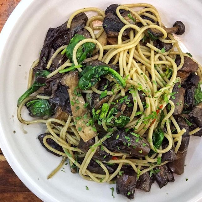 I'd have loved my aglio olio oilier, more spicy and maybe more drenched with the shroomy aromatics, but that's okay, I could actually turn vegetarian for this Mushroom Aglio Olio ($16) from @pacamara_sg!