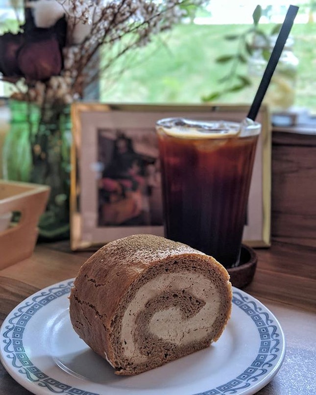 Back at @cafeplainjane after a hiatus and caught one of their newer creations - hojicha swiss roll.