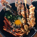 Chicken Yakitori don comes with 5 sticks of huge, chunk, juicy and flavourful chicken yakitori 😋
鸡肉串烧饭，5大串烧鸡肉😍
.