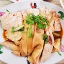 One of my favorite local dish are hainanese chicken rice from wee nam kee 😋
.
