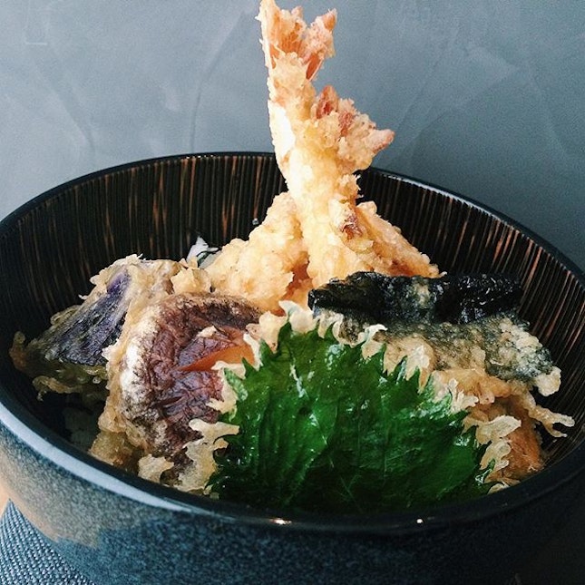 Kuroson Tempura Don from Ginza Kuroson (Takashimaya) – pumpkin, seaweed, shiso leaf, mushroom, fish, calamari and prawn tempura on a bed of rice.