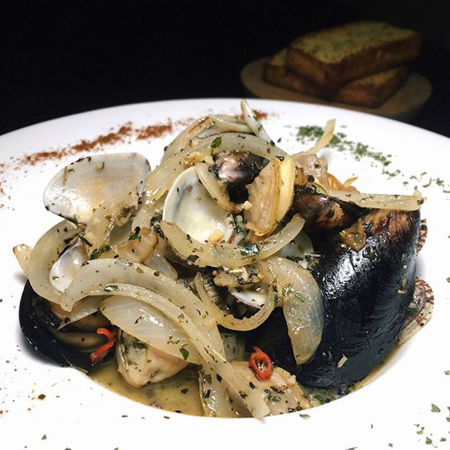 Clams & Mussels (in spicy white wine clear broth with herbs, garlic, onions and chilli, served with focaccia toast) from Gills N Shells.
