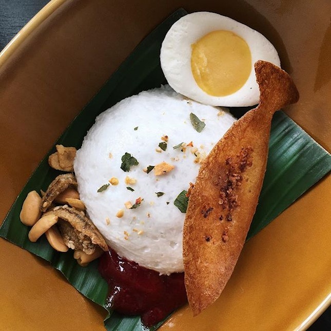 Just thinking about this Nasi Lemak (coconut "Nasi", pandan mousse, gula melaka sauce, kuning fish tulip, ikan bilis with lightly salted peanuts, yogurt mango hard boiled egg) that I had forty-one bubor chachas ago at Non Entrée Desserts, which launches this quirky, partially savoury dessert in time for National Day.
