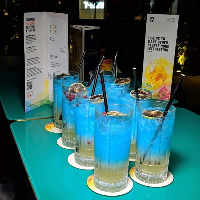 Just thinking about these Smurftastic gin-based cocktails I had forty-two oases ago at Cin Cin, Oasia Hotel Downtown (@stayoasia).