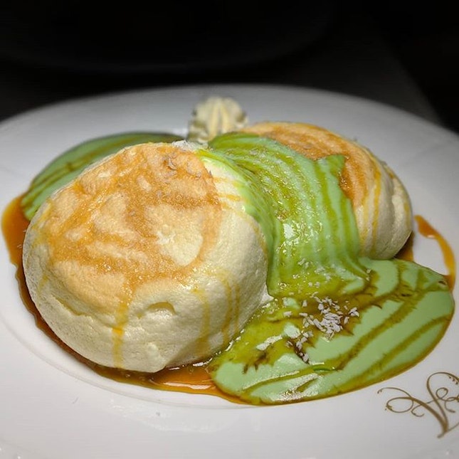Just thinking about this Ondeh Ondeh soufflé pancake (snowy coconut flakes, pandan custard, gula Melaka syrup) that I had forty-six grams of cotton ago at Antoinette, the Parisian patisserie which recently updated its dining menu and cake collection (@antoinette_sg).
