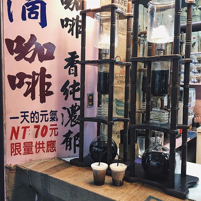 Filtered Coffee // Hidden in the streets of 九份老街, you will find this humble shop selling their exquisite filtered coffee.