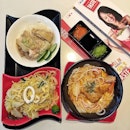 [02 June 14: Lunch] Having local delight (Chicken a Rice, Fried Hokkien Noodle and Laksa) tapas set from Ibis Hotel, Taste cafe.