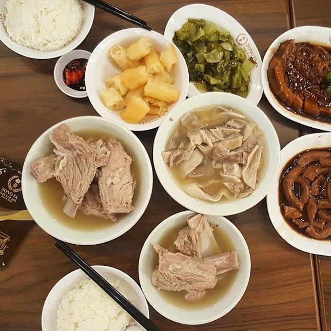 Our local style lunch to welcome our guest

#yingyuwadeenoig #songfa #bakkutteh #lunchtime #lunch #singapore #singaporean #local #JEM