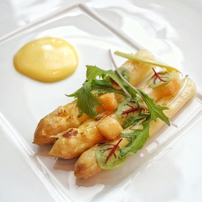 Roasted white asparagus with probably the most well seasoned hollandaise I've tasted, very rich flavours, so good