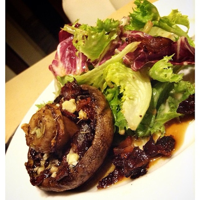 Its time to get hungry people!! Heavenly supper~ mushroom again but portobello this time.. can? Hehehe 😄😄 -Oven baked portobello with bacon bits, garlic butter and herbs- 
#squaready #nofilter #foodrev #instafood #instadaily #instagram #webstagram #realfood #foodporn #foodie #foodforfoodies #ufood #goodfood #foodstyling #foodgasm #foodstagram #foodphotography #iphone #itouch5 #foodart #delicious #photooftheday #yummylicious #burpple #cookings #culinaryporn #foodpornasia #foodiefeature