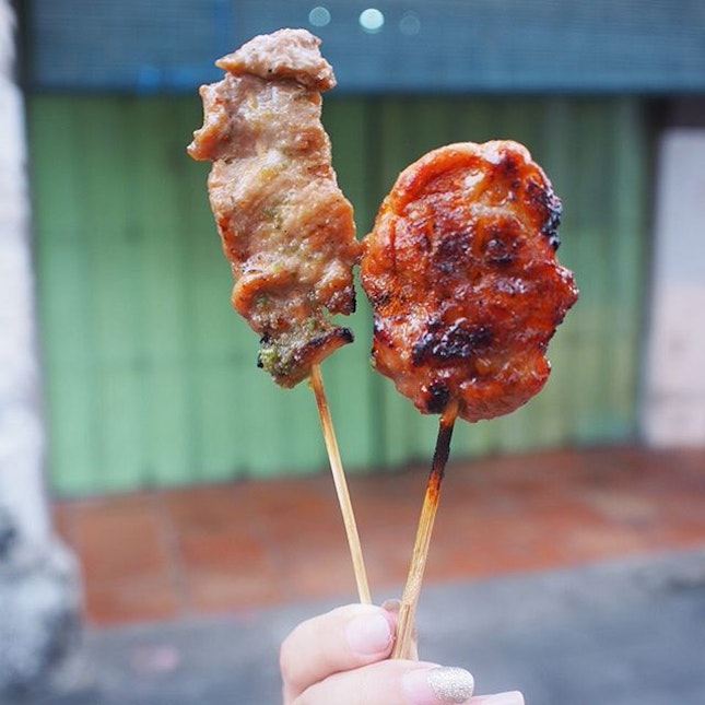 Happen to see this juicy bbq pork on stick along the street of the street art.