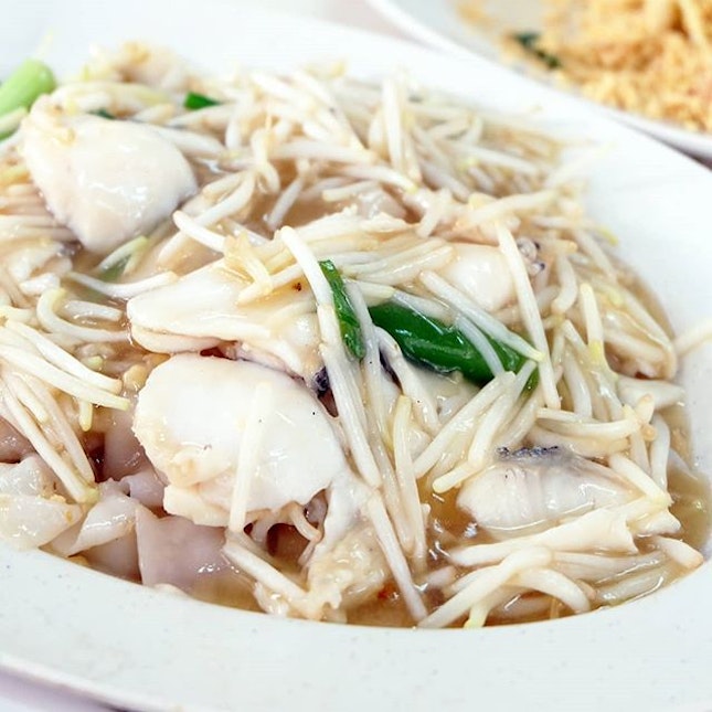 Sliced Fish Hor Fun with Bean Sprouts