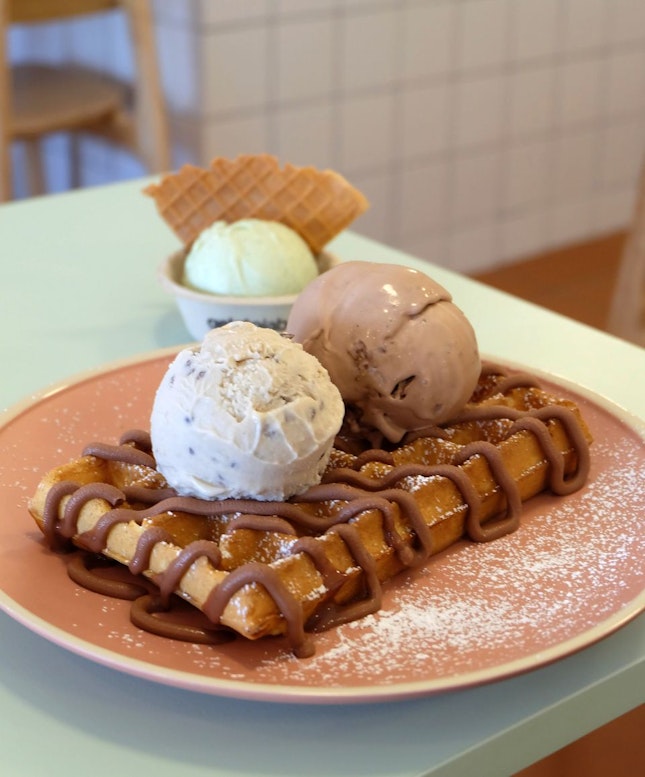 Fresh Tokyo Mochi Waffle with 38% Milk Chocolate & Cereal Nibs and Del Monte Banana & Cacao Nibs