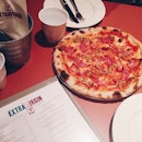 That spotted pig which taste so awesomely gooood  #bestpizzasofar #extravirginpizza #spottedpig #awesome #lobeholdgroup