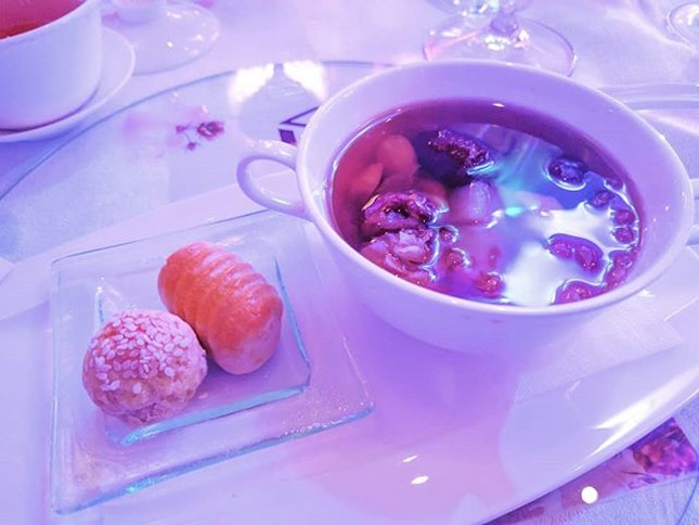 Hot four treasures, sweet soup, coconut cube Chinese petit fours

B甜甜密密

#burpple #foodporn #dinner #dessert #weddding