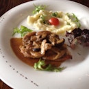 Chicken Scaloppine With Mushroom And Mesculin