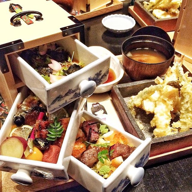How pretty is this drawer bento set from Mikuni??