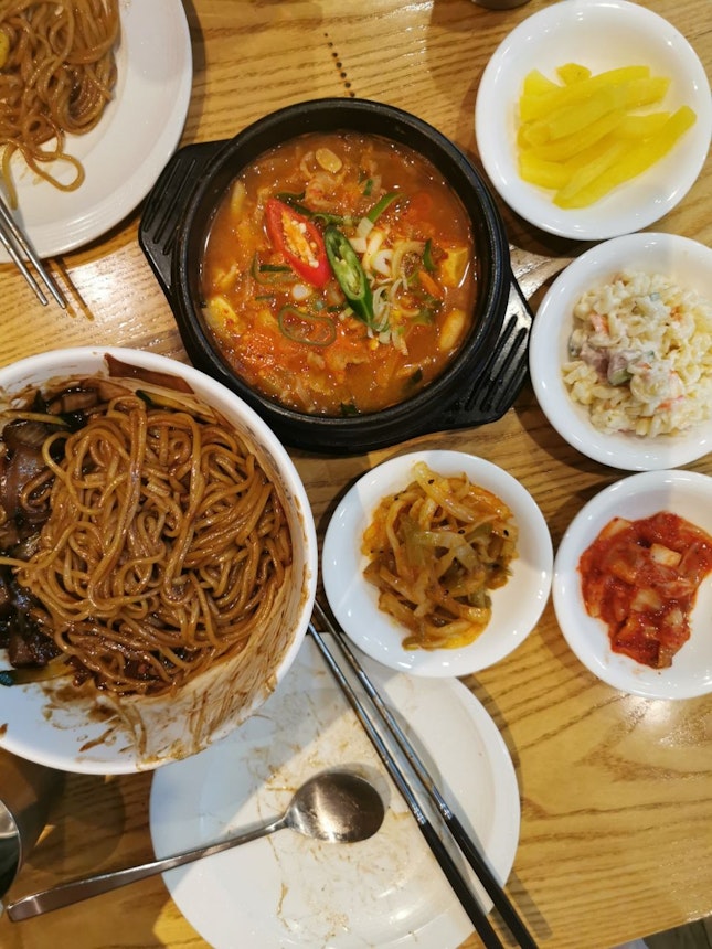 Jjajangmyeon (짜장면), Soybean stew with beef (된장찌개) 
