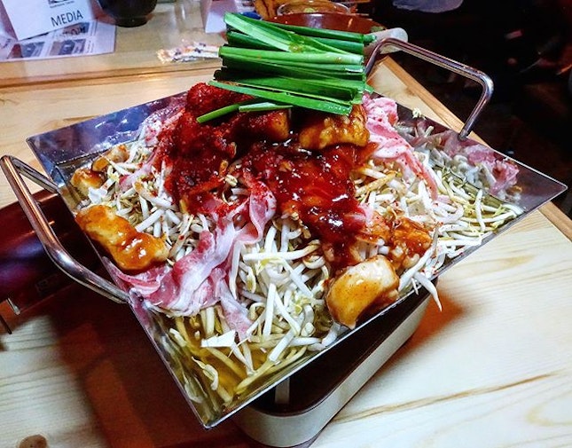Indulge in Chiritori Hotpot and fried skewered meats @kkt.sg 
With 167 branches across Japan and one in Hawaii as well, Kushikatsu Tanaka which specializes in fried skewered meats and vegetables have established their first outlet in Singapore.
