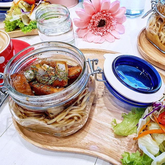 Relax at the garden themed cafe @farttartz in The Venue Shoppes

Known for their beautiful array of floral decorations and pasta in a jar concept, Fart Tartz has recently opened their 5th outlet at The Venue Shoppes.