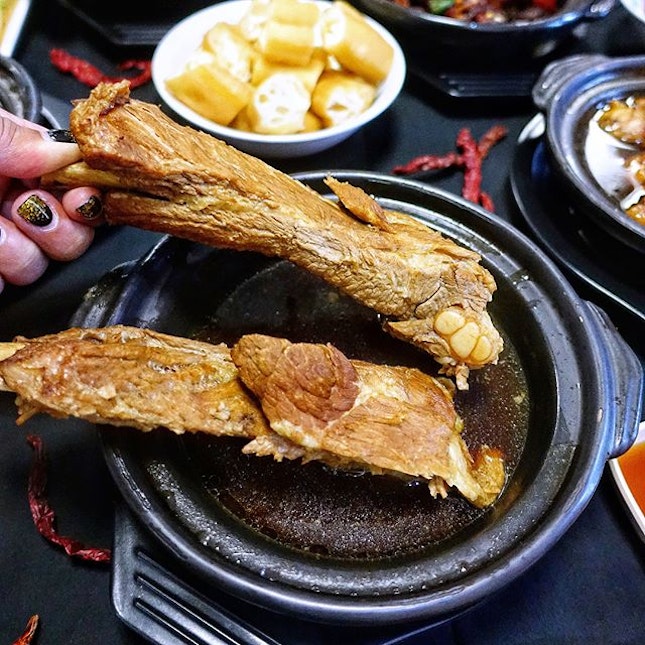 Savour authentic Klang style Bak Kut Teh @keehiongsg

Started in the 1940s, founder Lee Boon Teh started Kee Hiong when he came up with a recipe for stewed Bak Kut (bone and meat) by adding Chinese medicinal herbs.