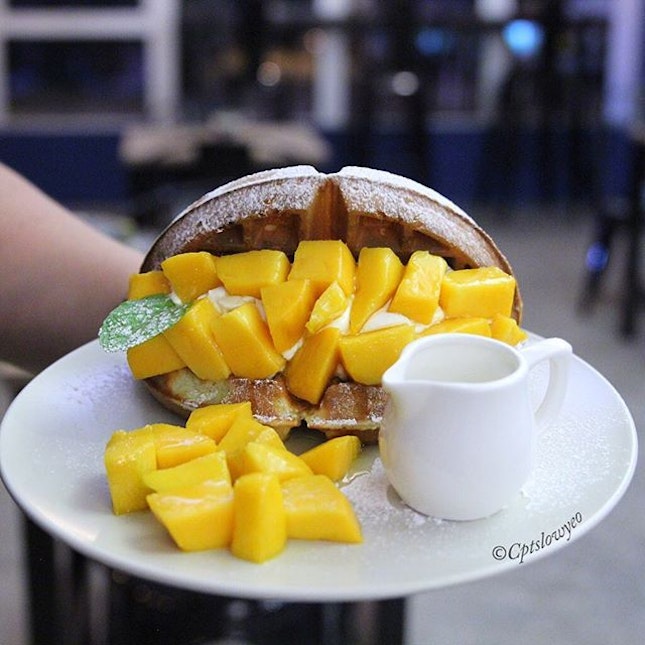 🇲🇾 Mango Waffle with vanilla cream, fresh mango and maple honey syrup RM18.90

Not a bad way to start the weekend!