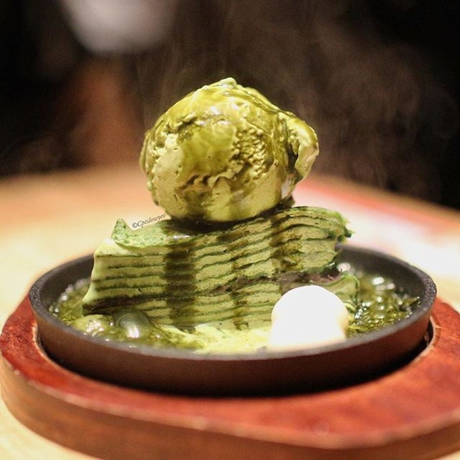 Sizzling Matcha Crepe $12.90++
🍵
The matcha Mille crepe cake is served to you on a hot iron plate and the staff will top it up with a big scoop if matcha ice cream.