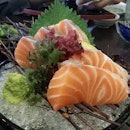 Yummiessss ♥♡♥ #lunch #colleagues #salmon #sashimi #fresh #lifeisgood #mafavorite