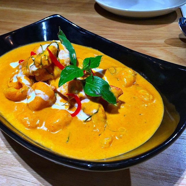 An amazing Thai inspired curry, this is @chathaisg signature prawn panang curry that is further punctuated by the fruity sweetness of lychees to go along with the large and succulent prawns, super Yums!