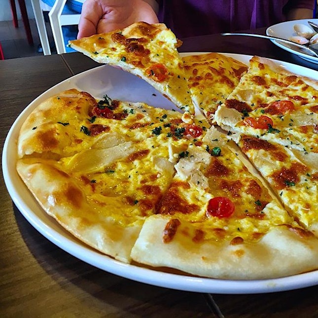 A rather enjoyable salted egg yolk pizza :)
#saltedeggyolk #saltedeggyolkpizza #pizza #blenditupsg #sgcafe #sgfood #foodporn #burpple