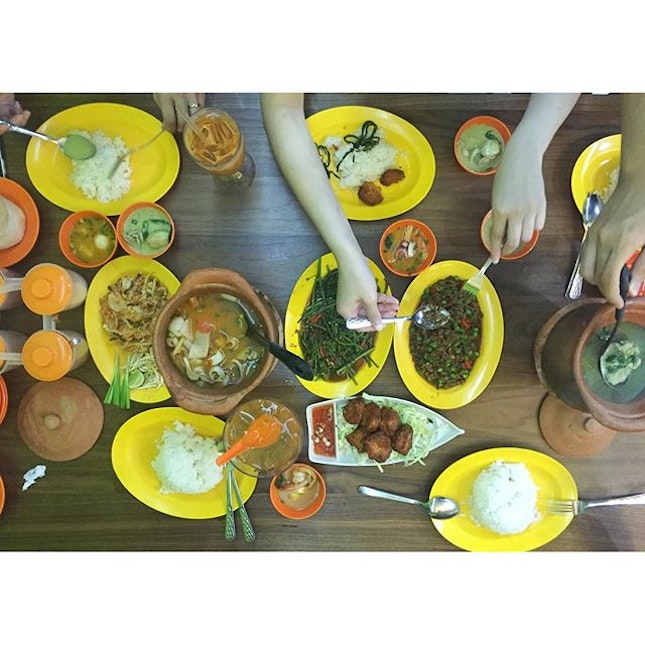 Thai shiok 的 fellowship 🙆🏼

#lickscreenfortaste #thaifood #delicious #yummy #goldenmile #dinner #fellowship #yum #foodsg #8dayseat #foodhuntingsg #instafood #food #8dayseatout #openricesg #burpple #foodphotography #cheapfood
