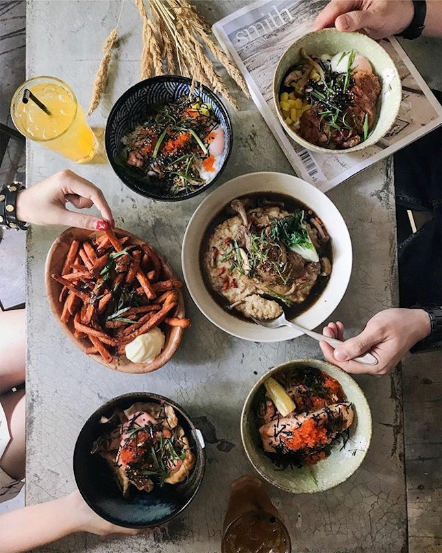 Know for their Asian Fusion dishes, @statelandcafe has launch a series of rice dishes 🍚 Fear not, their popular Hainanese Chicken Risotto is here to stay, but patrons now get more option for rice dishes such as:
- Herbal Duck Confit Risotto ($25)
- BBQ Sambal Unagi Bowl ($28)
- Crispy Salmon Belly Bowl ($24)
- Roasted Pork Belly Bowl ($24)
Furthermore, with every main course order comes with a complimentary drink too!