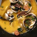 A pot of Clams with Zupplavongole sauce (approx 900g), paired with garlic bread...