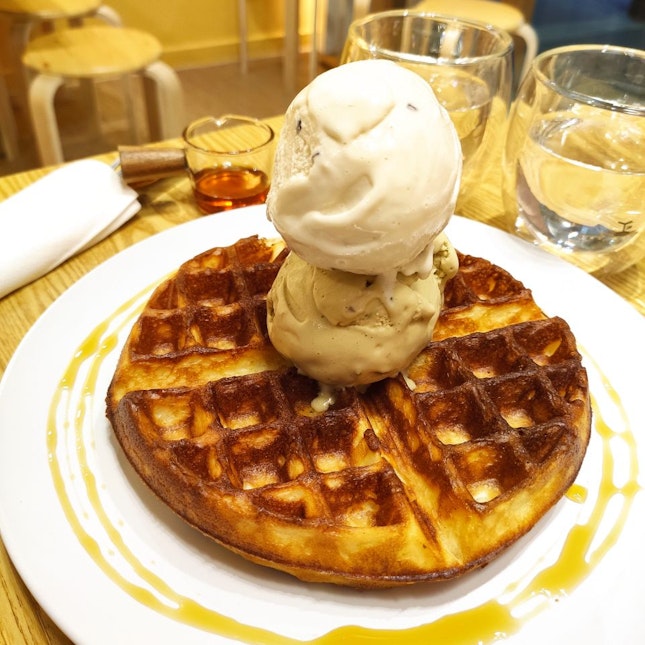 🤤 Crispy Fluffy Waffles & Ice Cream