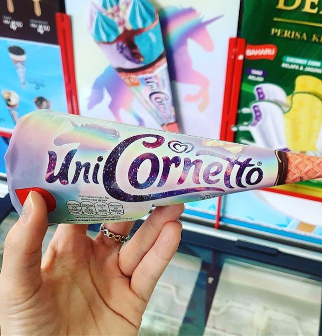 Throwback to few weeks back when I first saw Unicornetto in Cheers Malaysia~ :
:
SG's 7-eleven has finally launched this 5 days back (: 🔸
🔸
Do not miss this pretty purple and blue cotton candy topped with marshmallows and choc crispies!