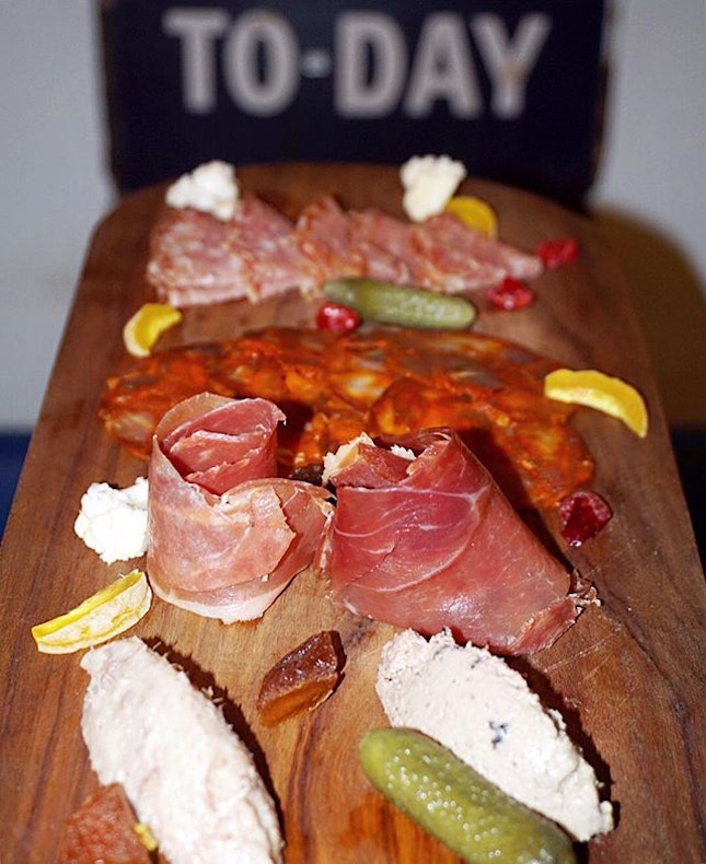 Charcuterie Connoisseur Board ($32)
Assorted of speciality spiced & dry-cured meats served with sourdough bread on the side.
