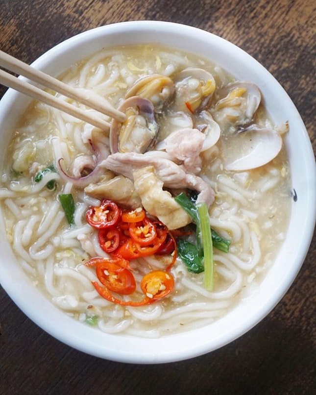 Heng Hua Style Lor Mee ($5)
Old school rickshaw handmade translucent noodles braised in a rich white pork broth with hearty ingredients such as squid, clams, lean pork, beancurd and vegetables.