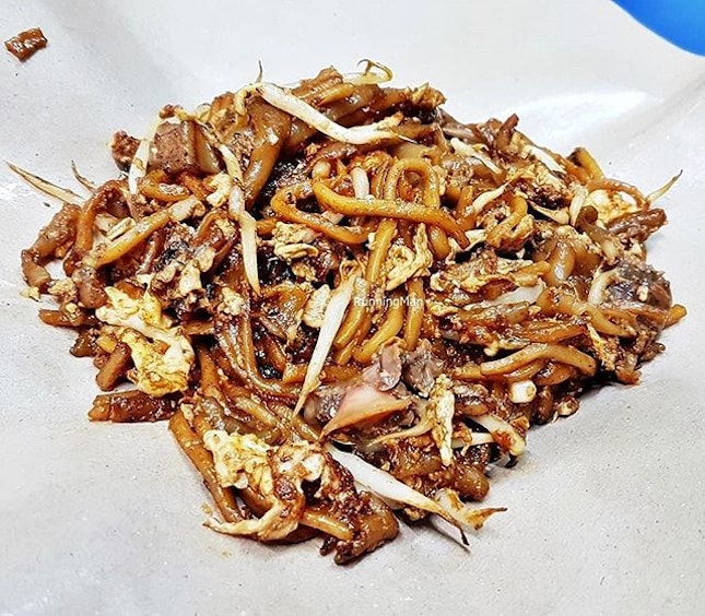 Char Kway Teow / Fried Noodles (MYR RM3 / SGD $1) @ No Name Stall.