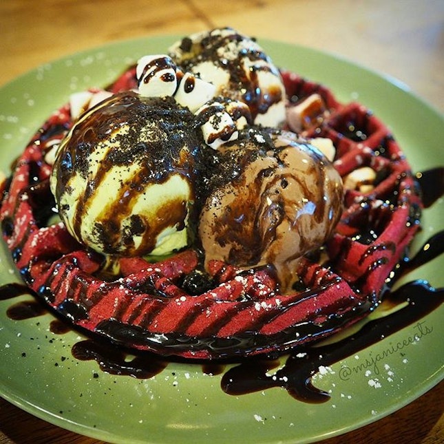Red Velvet Waffle with Ice Cream (Mint Oreo, Rum & Raisin and Belgian Chocolate), Chocolate Sauce and Marshmallows (S$17.00)
🌟
The Workbench Bistro is a cozy café located in the heartland of Ang Mo Kio.