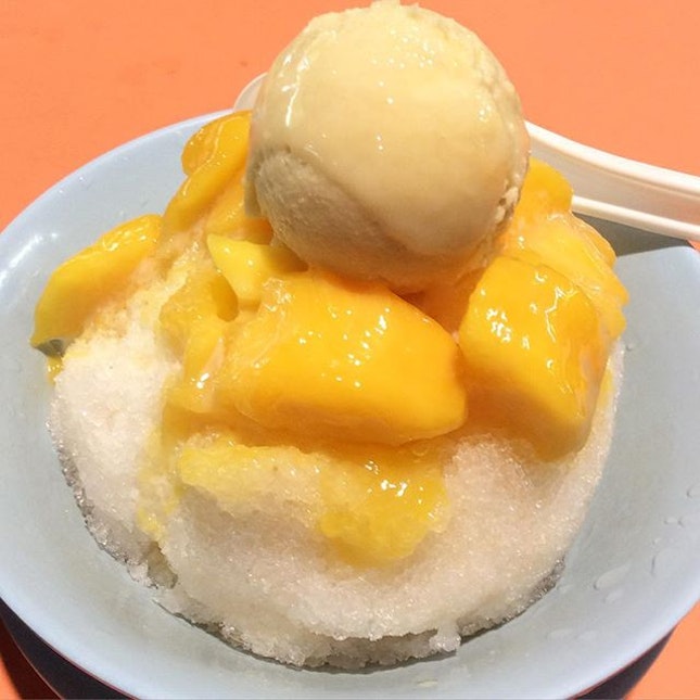 Having gangster ice dessert, it's a mango with ice and durian ice cream.