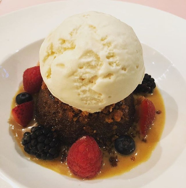 Warm sticky date pudding with toffee bits, topped with ice cream and berries ($14) 💕😛 #burpple #burpplesg #desserts #stickytoffeepudding #sweettooth #sweettreat #sweetstickydate #yyanny